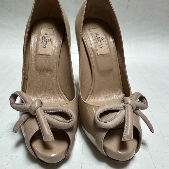 VALENTINO Patent Leather Pumps. Size 7 - Picture 1 of 6